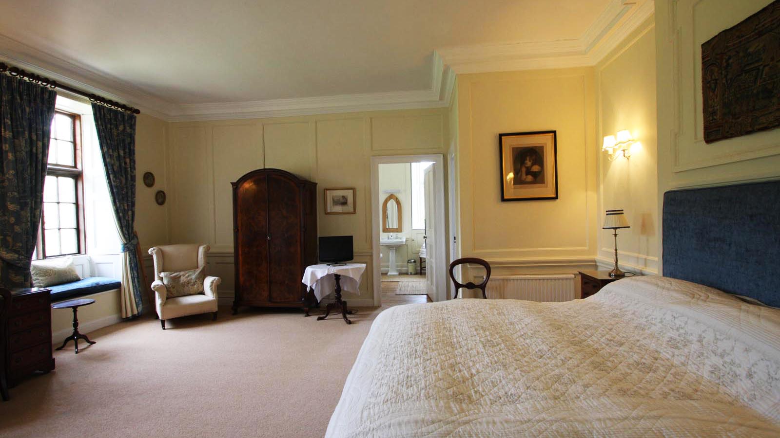 double-or-twin-bedroom-1-with-ensuite-and-dressing-room-northcourt-house